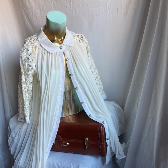 Vintage Off white pleated blouse with pearl buttons - Picture 4 of 17